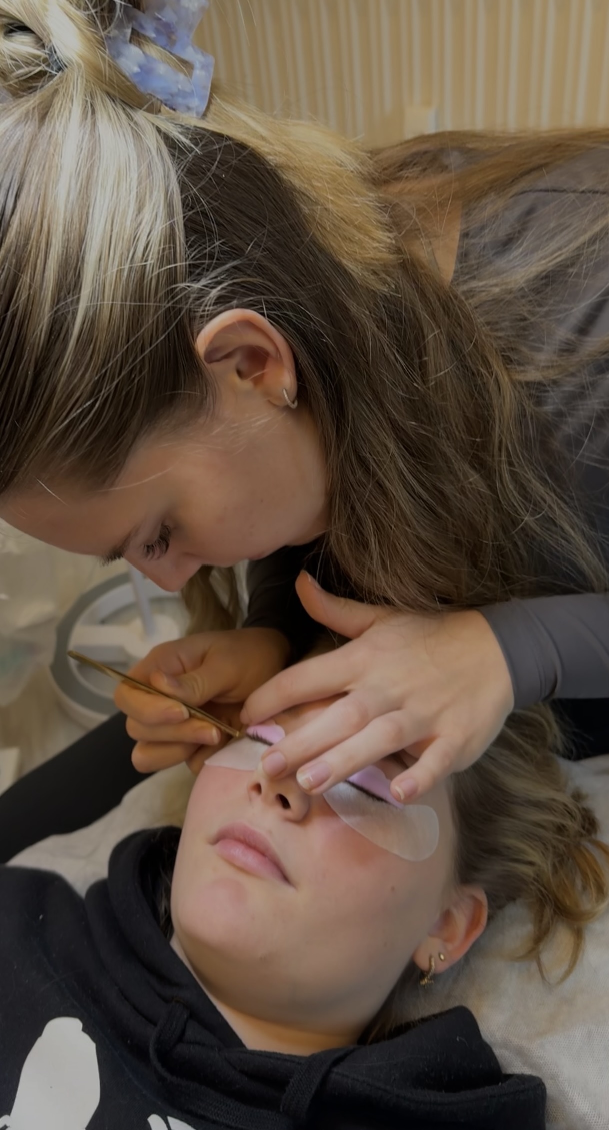 Emilia beim Lash Lifting